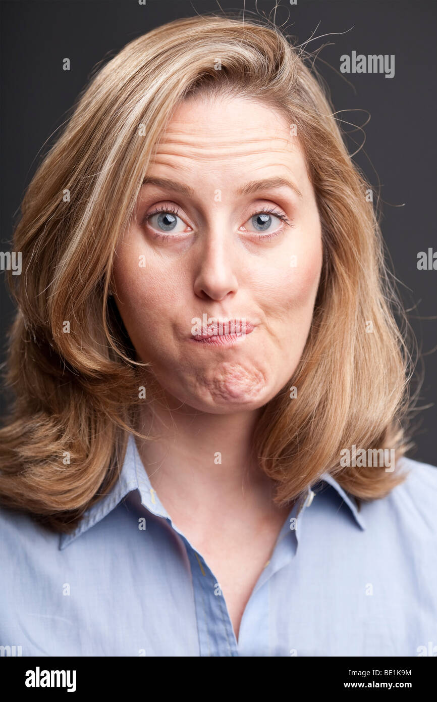 Donna bionda con quizzical espressione facciale Foto Stock