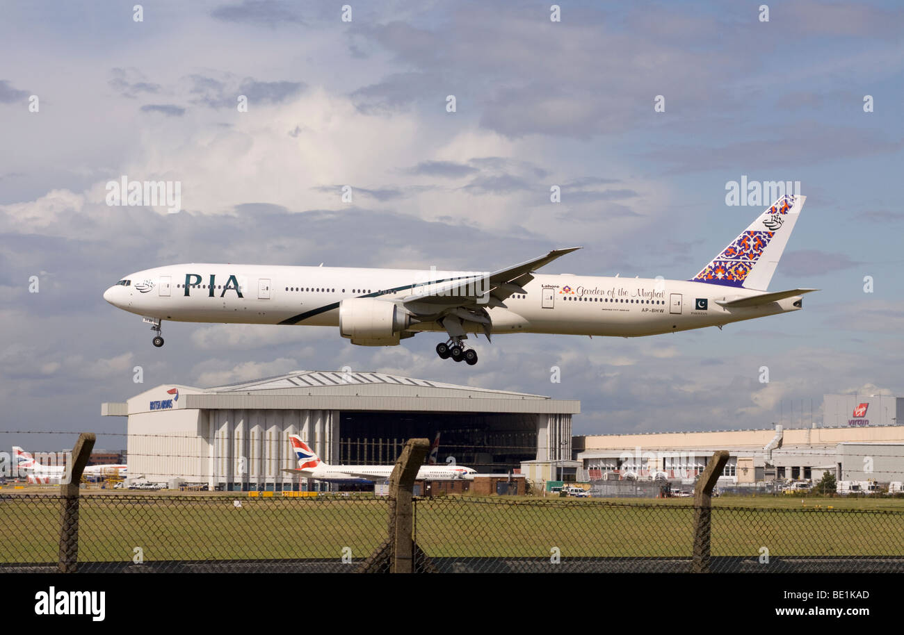 AP-BHW PIA Pakistan International Airlines Boeing 777-340 ER/l'atterraggio all'Aeroporto di Londra Heathrow Foto Stock