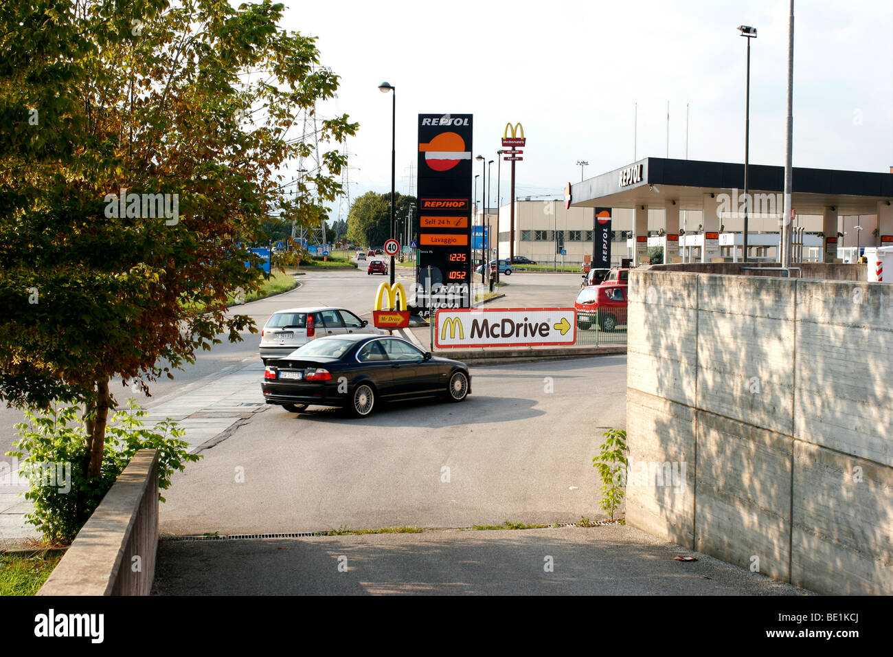Centro Commerciale: Mc Donald's Mc Drive Drive thru, servizio Repsol gas station. Foto Stock