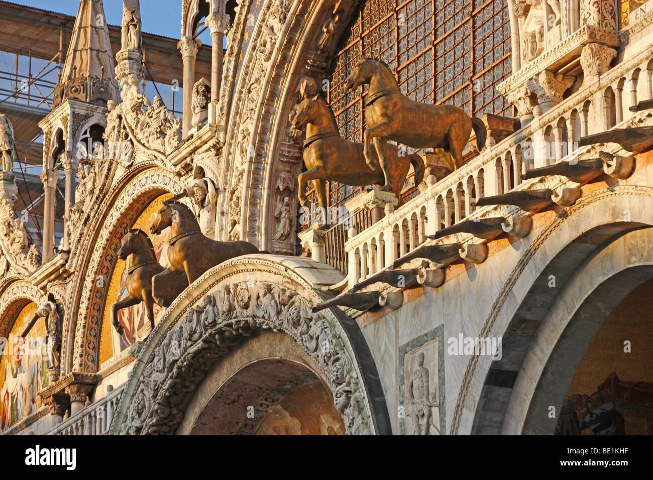 Famosi cavalli progettato dallo scultore Lisippo sulla logia della Basilica di San Marco.venezia Foto Stock