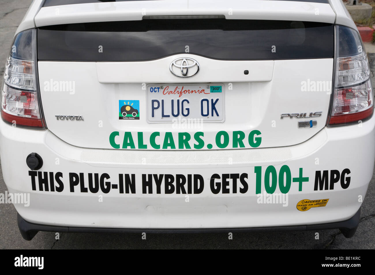 Plug-in hybrid Toyota Prius auto, paraurti posteriore con tappo di 'OK' targa adesivi e promuovere 100+ miglia per gallone (mpg). Foto Stock