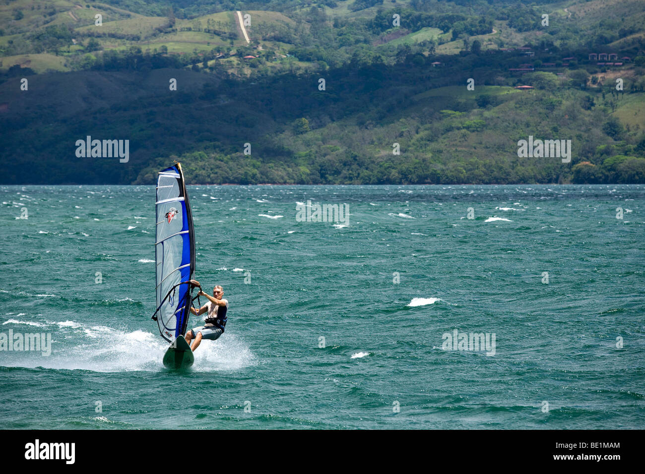 Un vento surfer vele sul Lago Arenal in Costa Rica Foto Stock