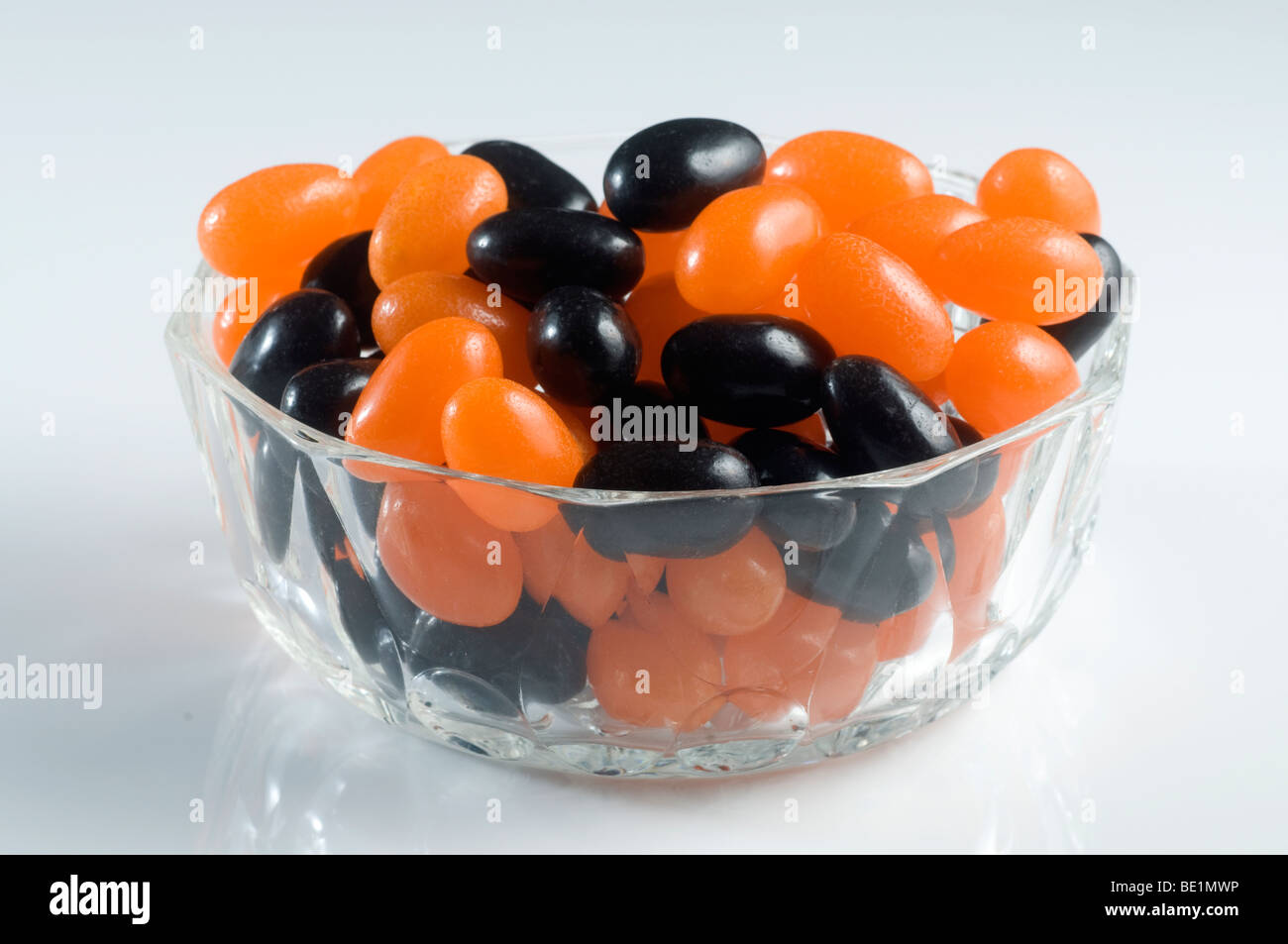 Arancione e nero jellybeans per Halloween. Foto Stock