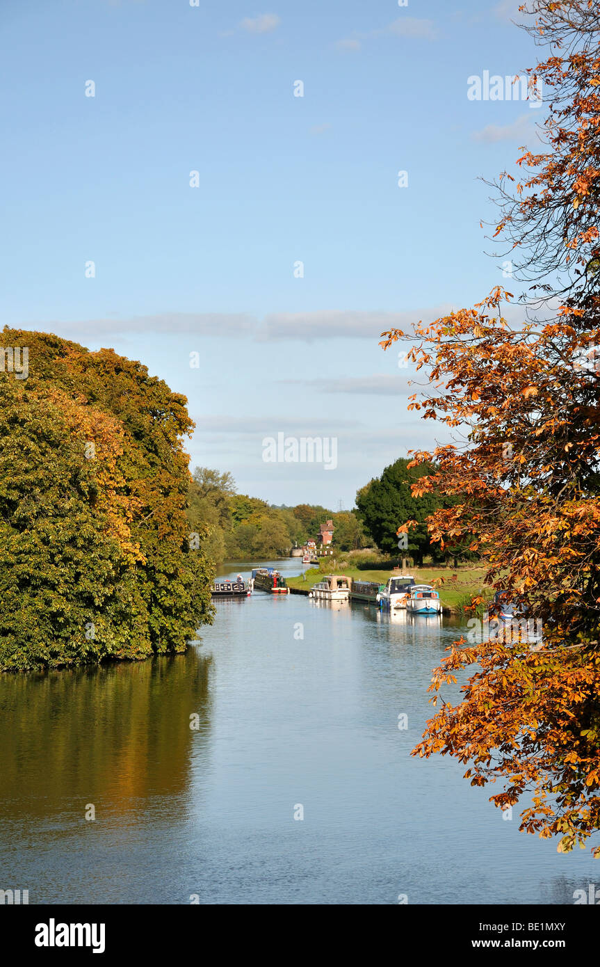 Il fiume Tamigi a inizio autunno, Abingdon-on-Thames, Oxfordshire, England, Regno Unito Foto Stock