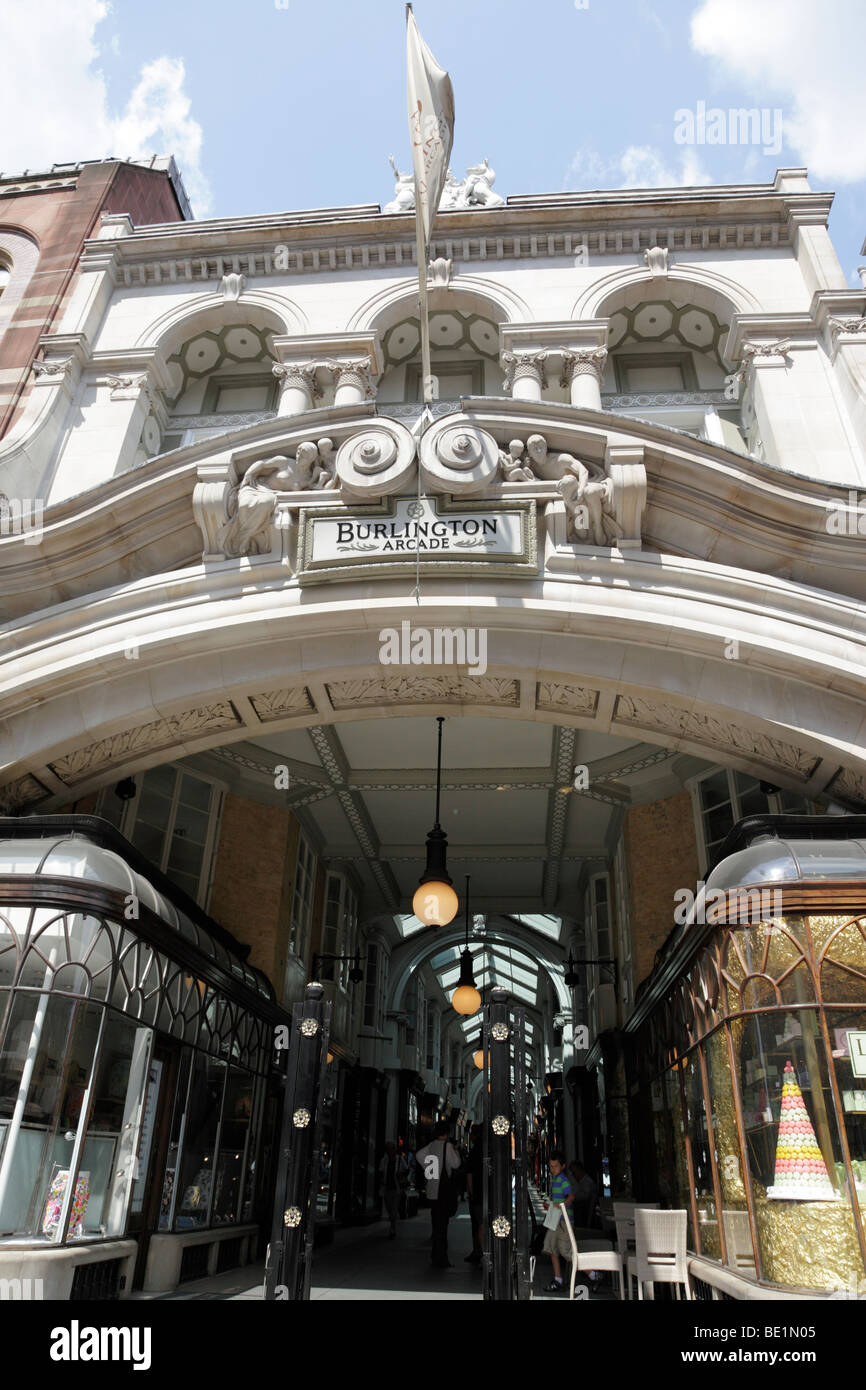 Ingresso del Burlington Arcade britains primo passaggio coperto per lo shopping aperto nel 1819 piccadilly LONDON REGNO UNITO Foto Stock