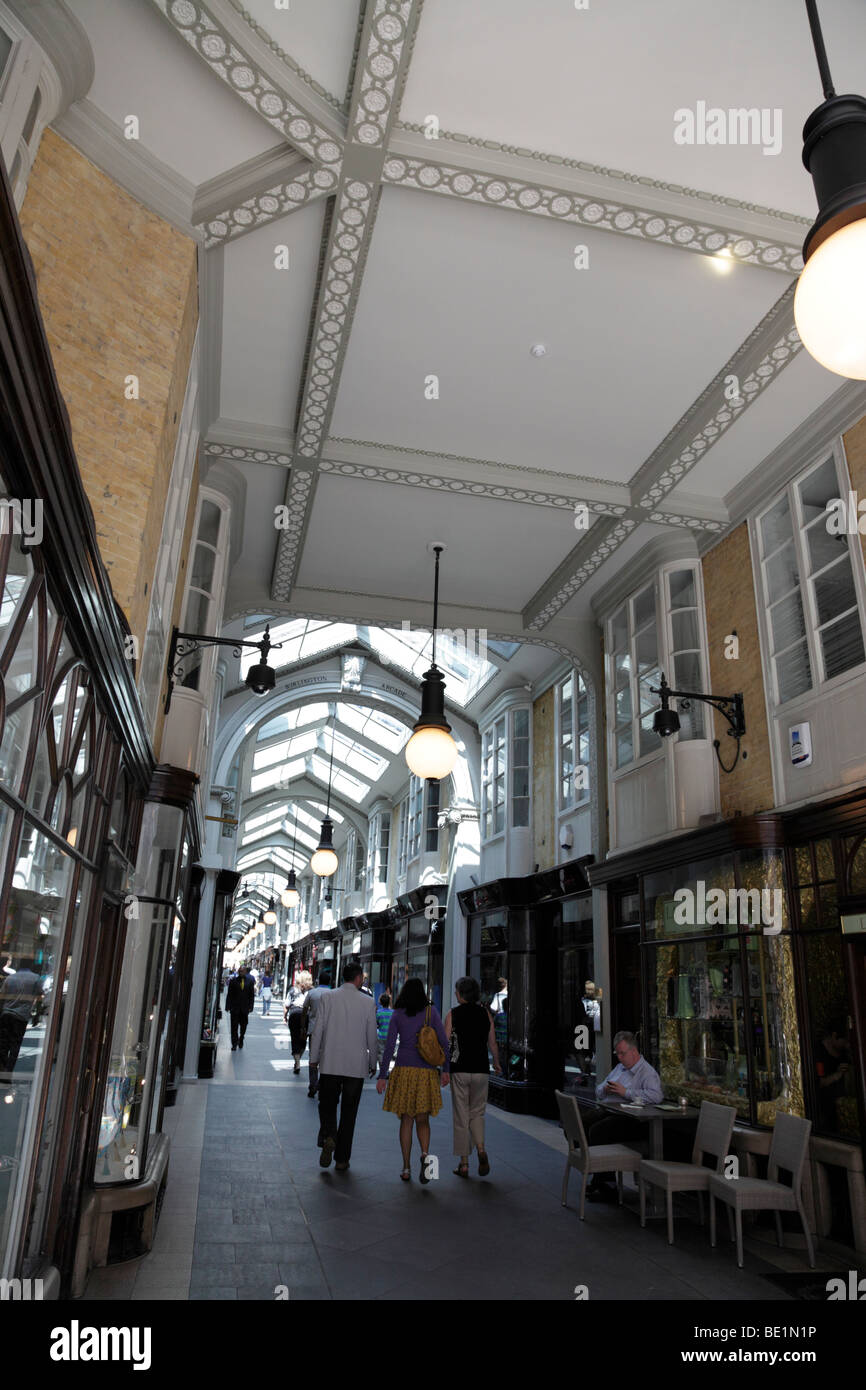 Interno del Burlington Arcade britains primo passaggio coperto per lo shopping aperto nel 1819 piccadilly LONDON REGNO UNITO Foto Stock