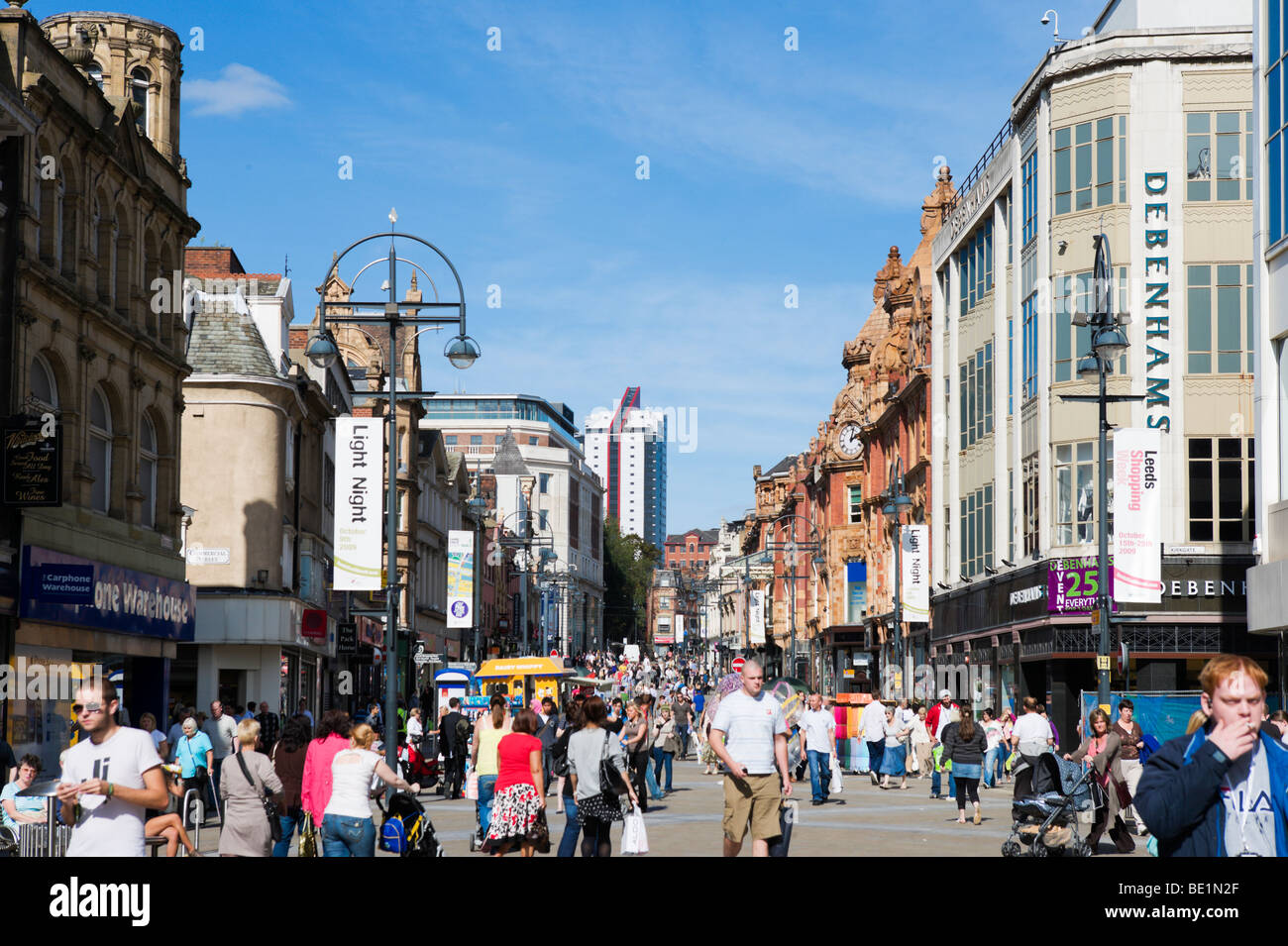 Briggate (la principale via dello shopping nel centro città, Leeds, West Yorkshire, Inghilterra Foto Stock