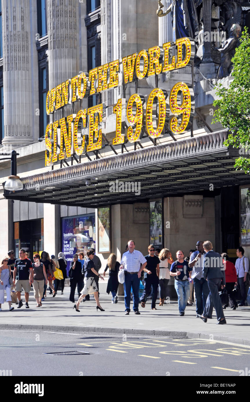 Selfridges Oxford Street negozio con nuova segnaletica elettronica entrata sopra Foto Stock