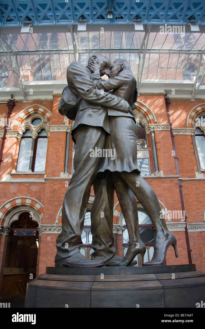 Abbracciando giovane statua alla Stazione di St Pancras Eurostar Terminal Inghilterra Foto Stock