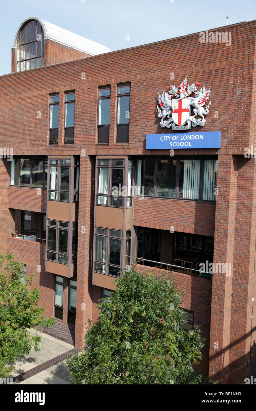 Città di Londra edificio scolastico sulla banca del fiume Tamigi dal Millennium Bridge London REGNO UNITO Foto Stock