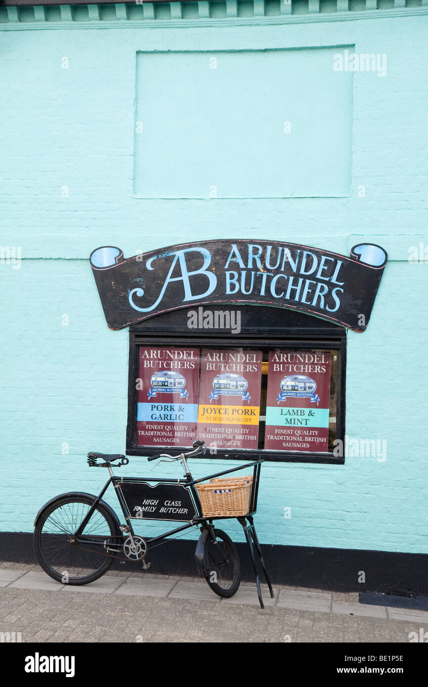 Arundel Butchers and Butcher's bike, Arundel, West Sussex, Regno Unito Foto Stock