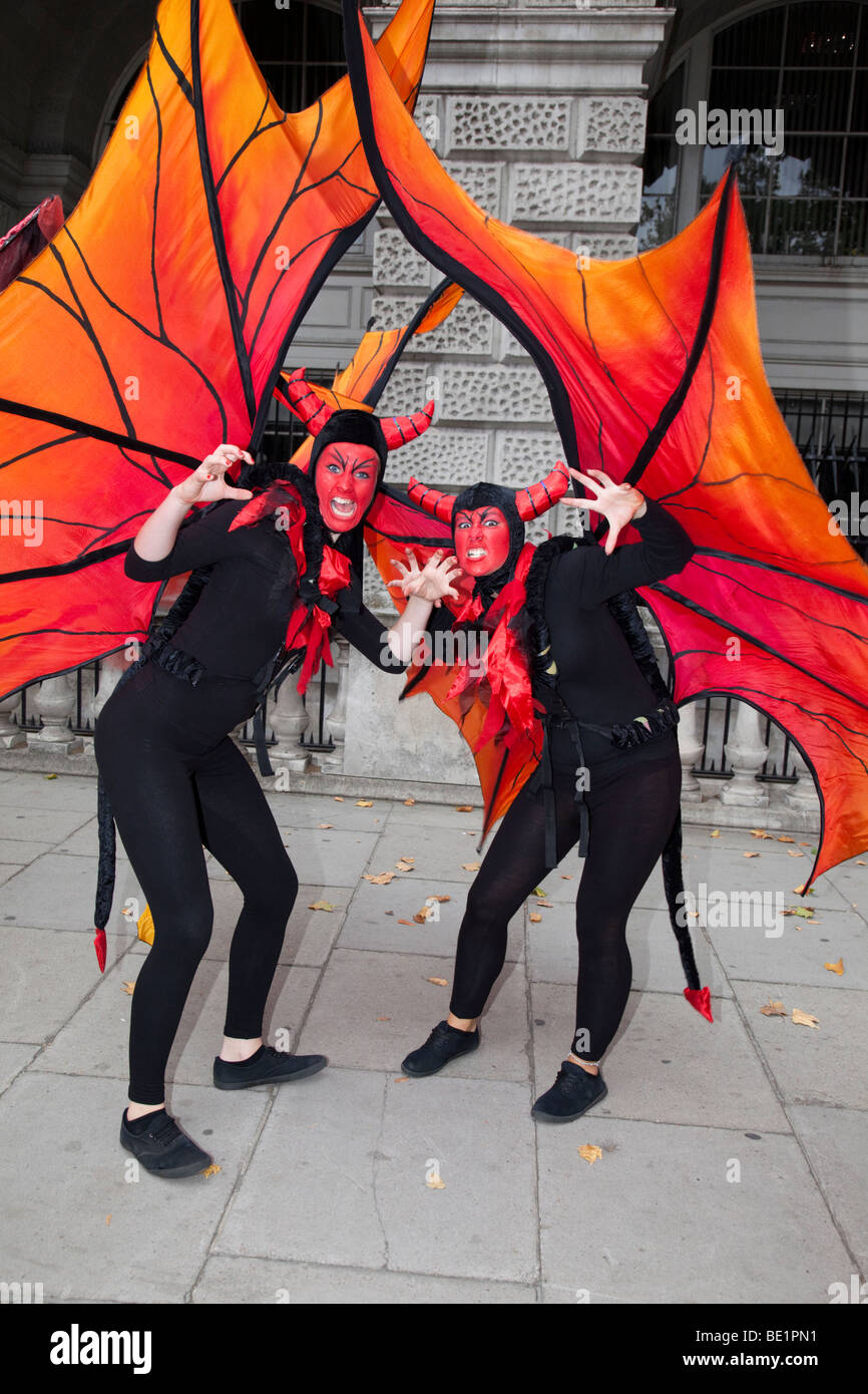 Due donne abbigliate come diavoli al sindaco di Thames Festival, Londra Foto Stock