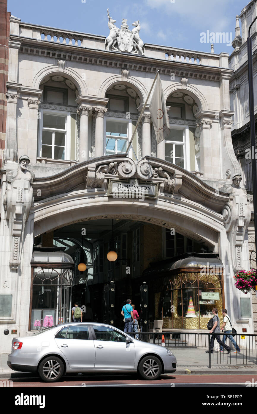 Ingresso del Burlington Arcade britains primo passaggio coperto per lo shopping aperto nel 1819 piccadilly LONDON REGNO UNITO Foto Stock