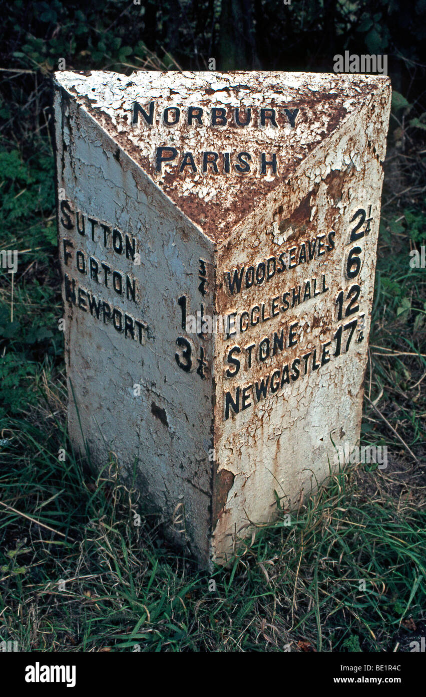 Iron road marker parrocchia Norbury, Staffordshire, Inghilterra Foto Stock