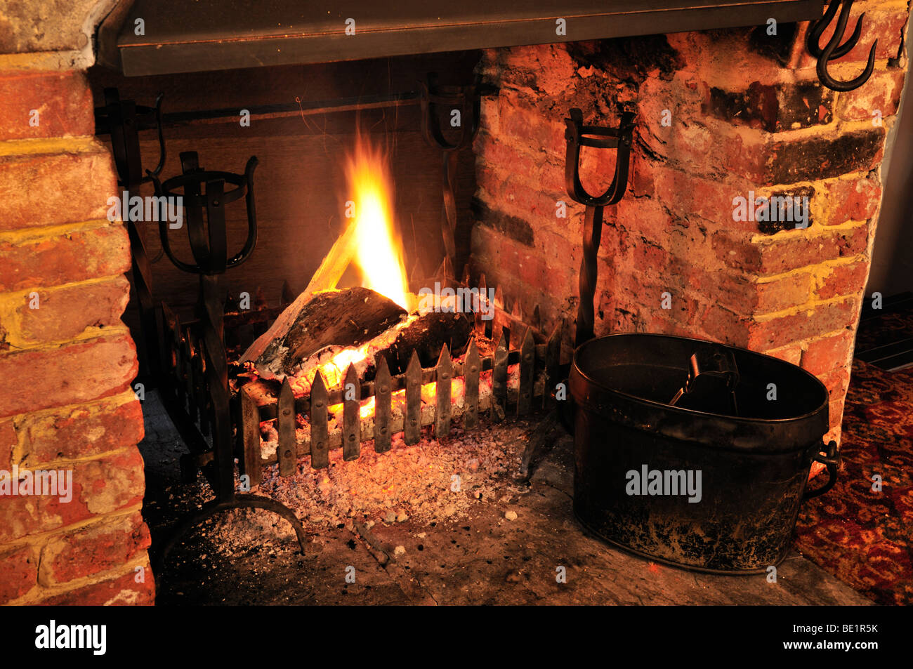 Un fuoco aperto e tradizionale in un vecchio pub inglese, il Red Lyon, Hurley, Berkshire, Regno Unito Foto Stock