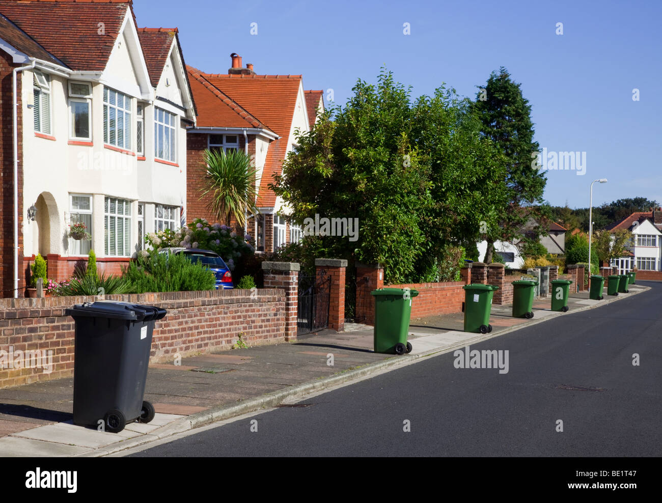 "Bin blighed" Streets non- rifiuti riciclabili rifiuti grottosi Cutter Wheelie, bidoni domestici sulla strada di Highfield Road, Southport, Merseyside UK Foto Stock