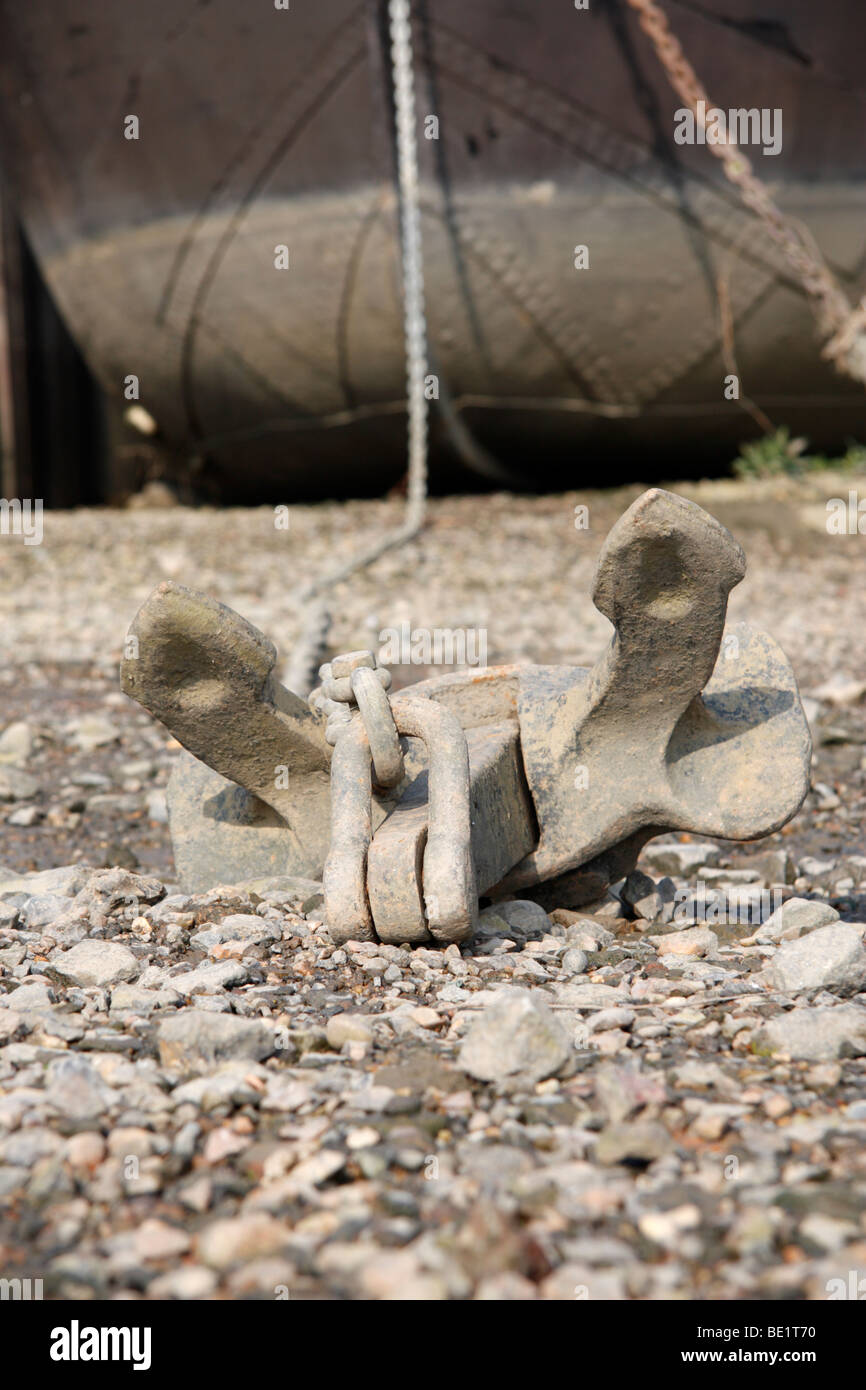 Anchor & nave a bassa marea lungo il fiume Tamigi, vicino a Chiswick Eyot, Londra, seguendo la testa della gara sul fiume, 2009. Foto Stock