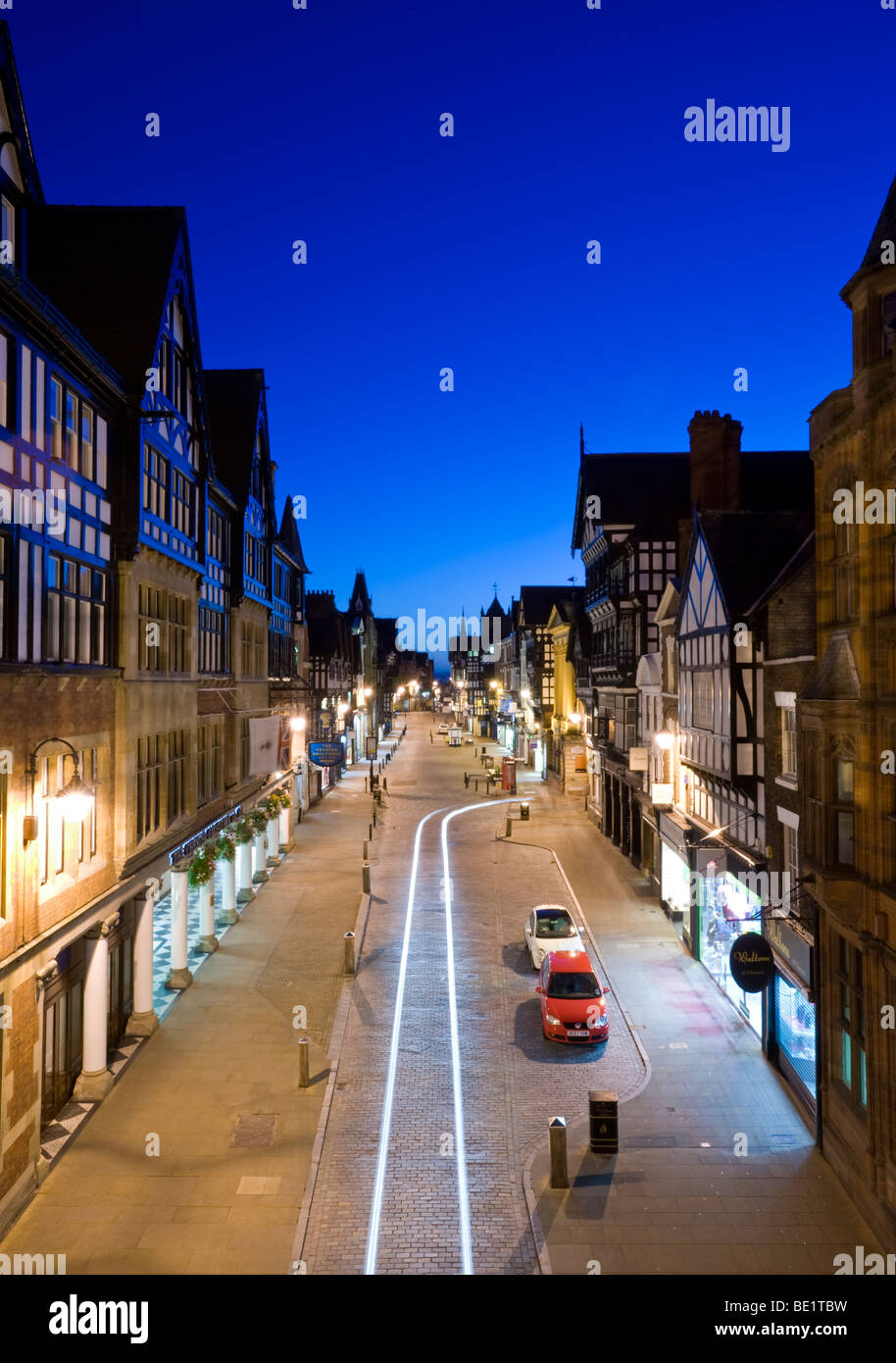 Eastgate Street di notte, Chester, Cheshire, Inghilterra, Regno Unito Foto Stock