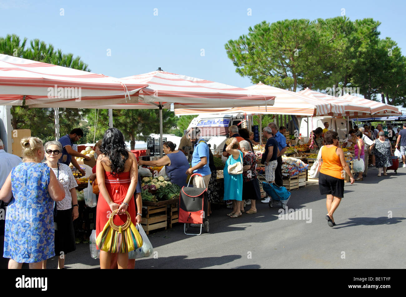 Chioschi, al mercato del sabato, Ostuni, provincia di Brindisi Regione Puglia, Italia Foto Stock