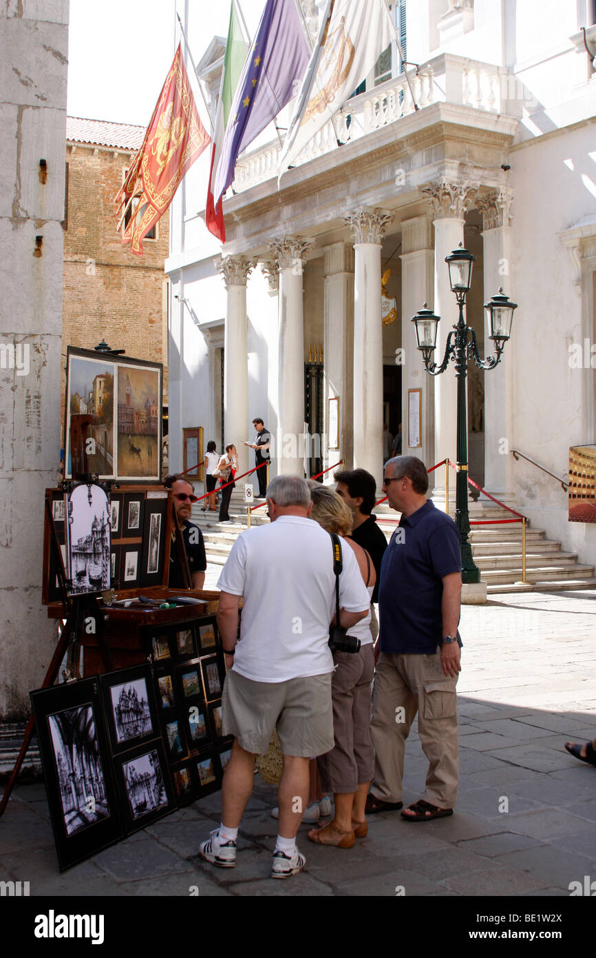 I turisti in cerca di arte fuori il Teatro la Fenice ,Venezia,Italia Foto Stock