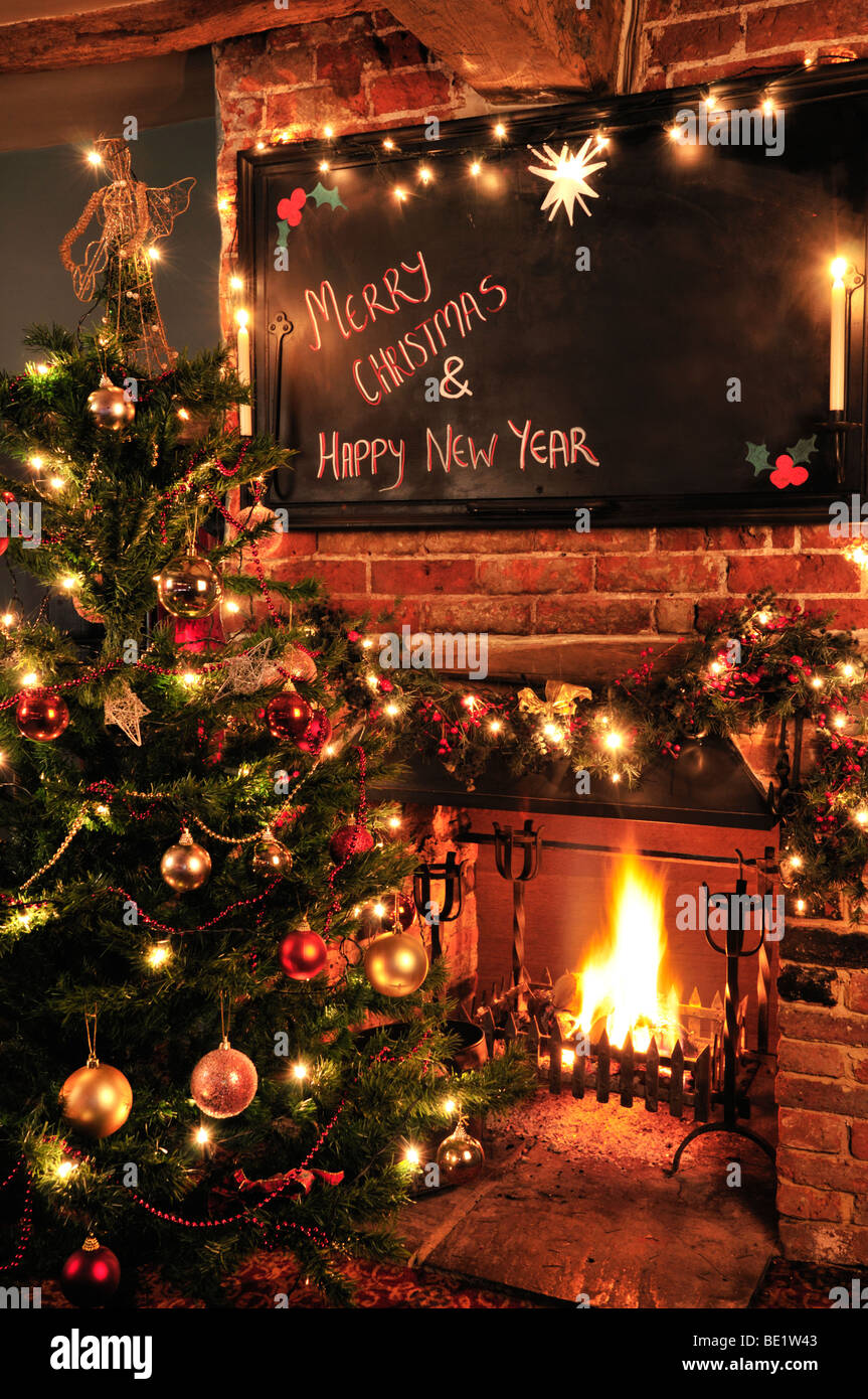Uno scoppiettante fuoco in un tradizionale pub Inglese a Natale, il Red Lyon, Hurley, Berkshire, Regno Unito Foto Stock