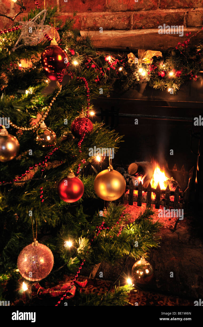 Uno scoppiettante fuoco in un tradizionale pub Inglese a Natale, il Red Lyon, Hurley, Berkshire, Regno Unito Foto Stock