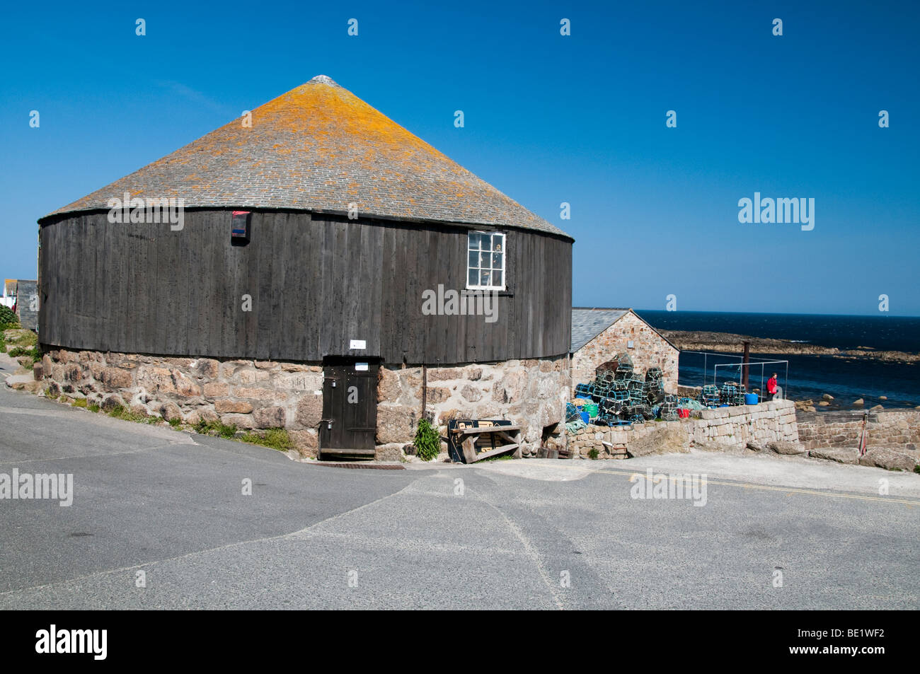 La casa rotonda a Sennen Cove dal porto Foto Stock