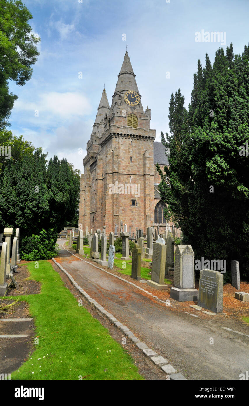 Il sentiero per la Chiesa Cattedrale di St Machar - Aberdeen, Scozia Foto Stock