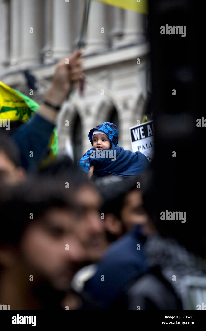 Un bambino tenuto sopra la folla Al Quds dimostrazione contro lo Stato di Israele, tenutasi a Londra il 13 settembre 2009. Foto Stock