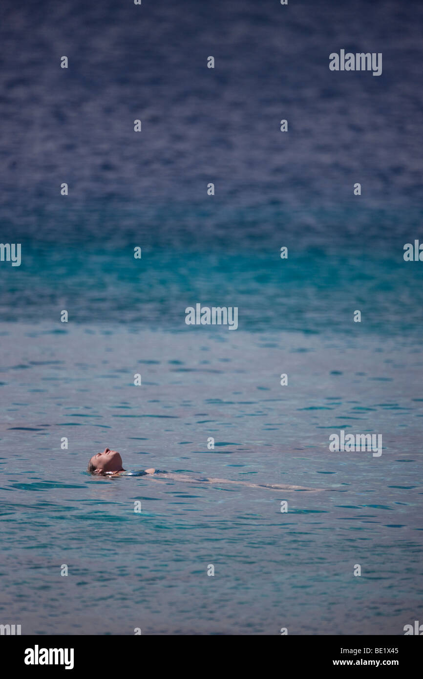 Nuotatore galleggianti in acqua a la Plaza Resort, Bonaire, Antille olandesi. Foto Stock