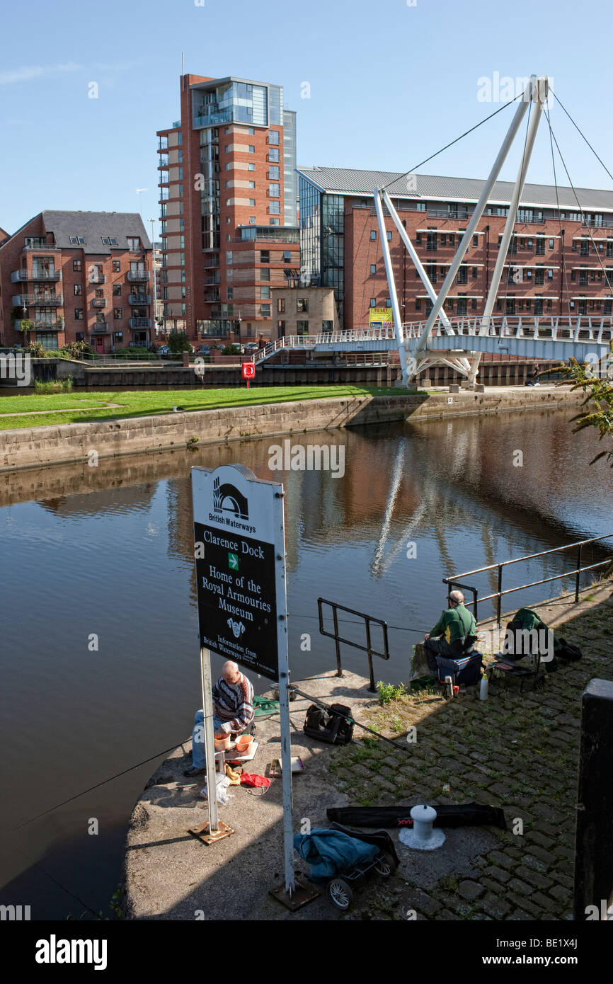 La pesca sul fiume Aire in Leeds City Centre, a cavaliere del modo Ponte in prossimità di Clarence Dock. Foto Stock