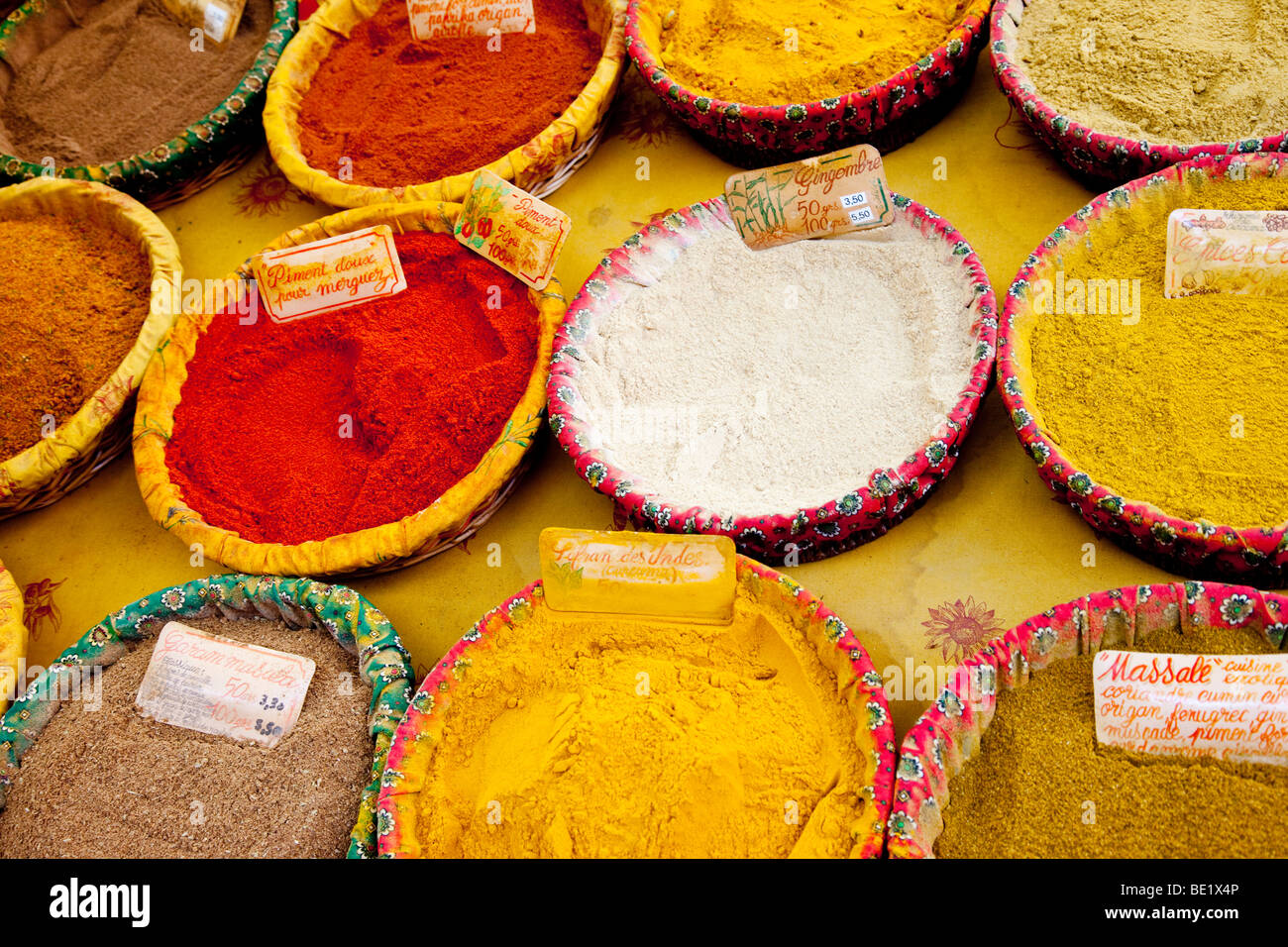Spezie colorate al mercato in Saint Remy de Provence Francia Foto Stock