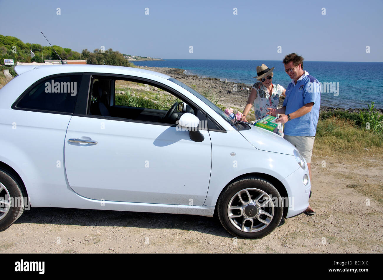 Coppia con la possibilità di noleggiare un auto, Leporano, Taranto Provincia, Regione Puglia, Italia Foto Stock