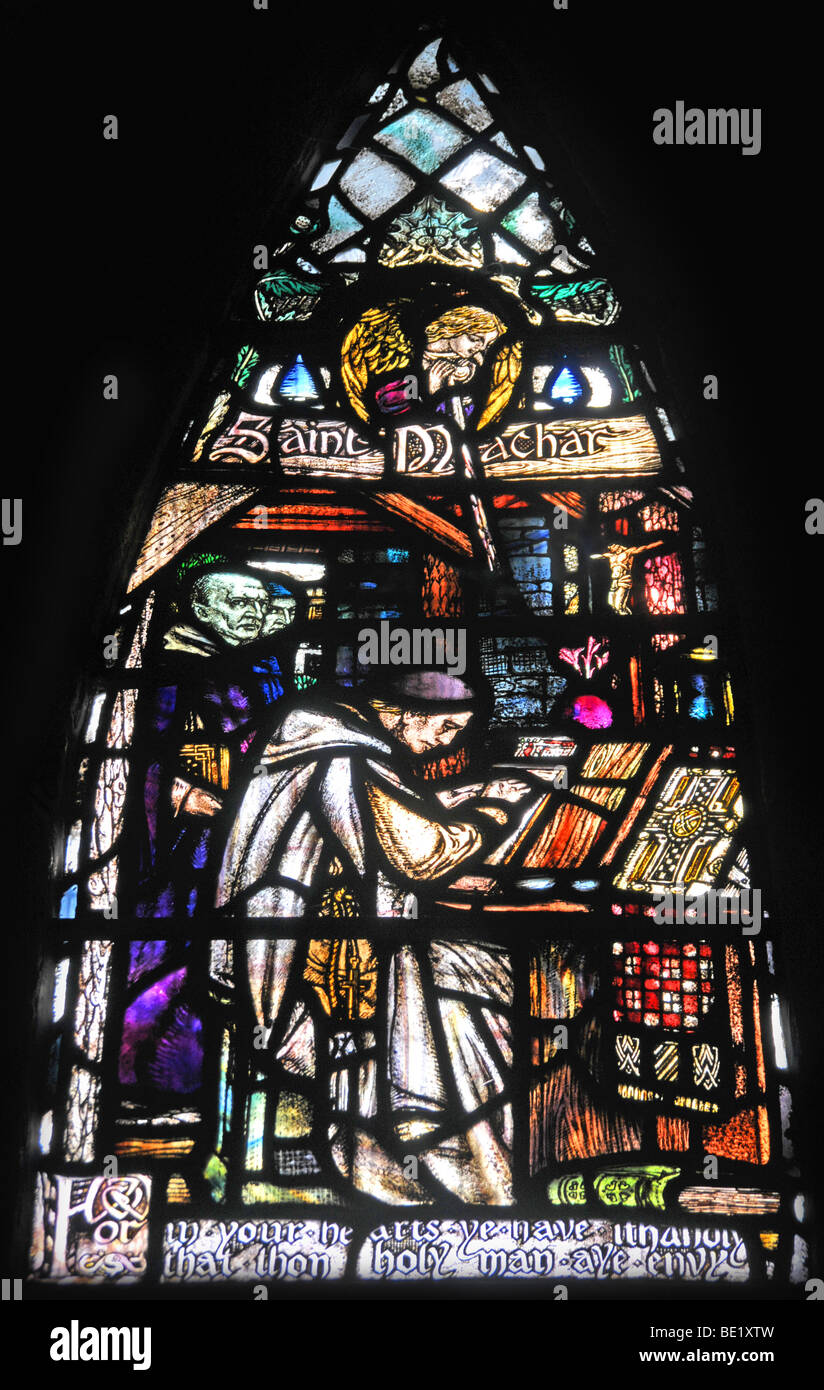 Una delle vetrate colorate raffiguranti San Machar nella vecchia San Machar Cathedral in Aberdeen, Scozia. Foto Stock