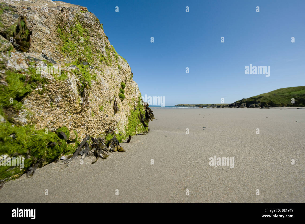 Vasta distesa di spiaggia vuota con il mare all'orizzonte sul Penrhyn Llyn peninsula, Galles Foto Stock