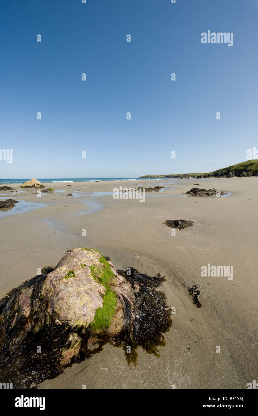 Vasta distesa di spiaggia vuota con il mare all'orizzonte sul Penrhyn Llyn peninsula, Galles Foto Stock