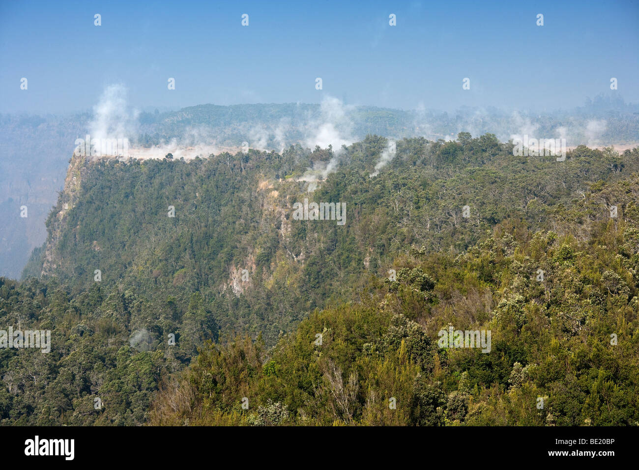 Fori per la fuoriuscita del vapore presso il Parco Nazionale del Vulcano, Hawaii. Foto Stock