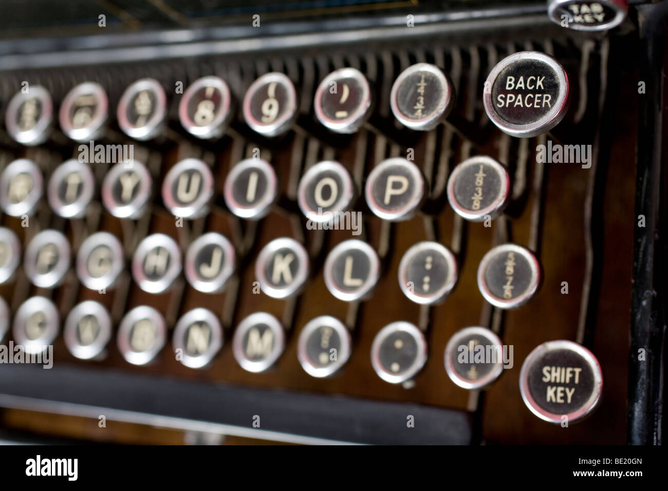 Tasti su una vecchia macchina da scrivere - 1900s a 1920. Focus è puramente sul retro chiave distanziale. Foto Stock