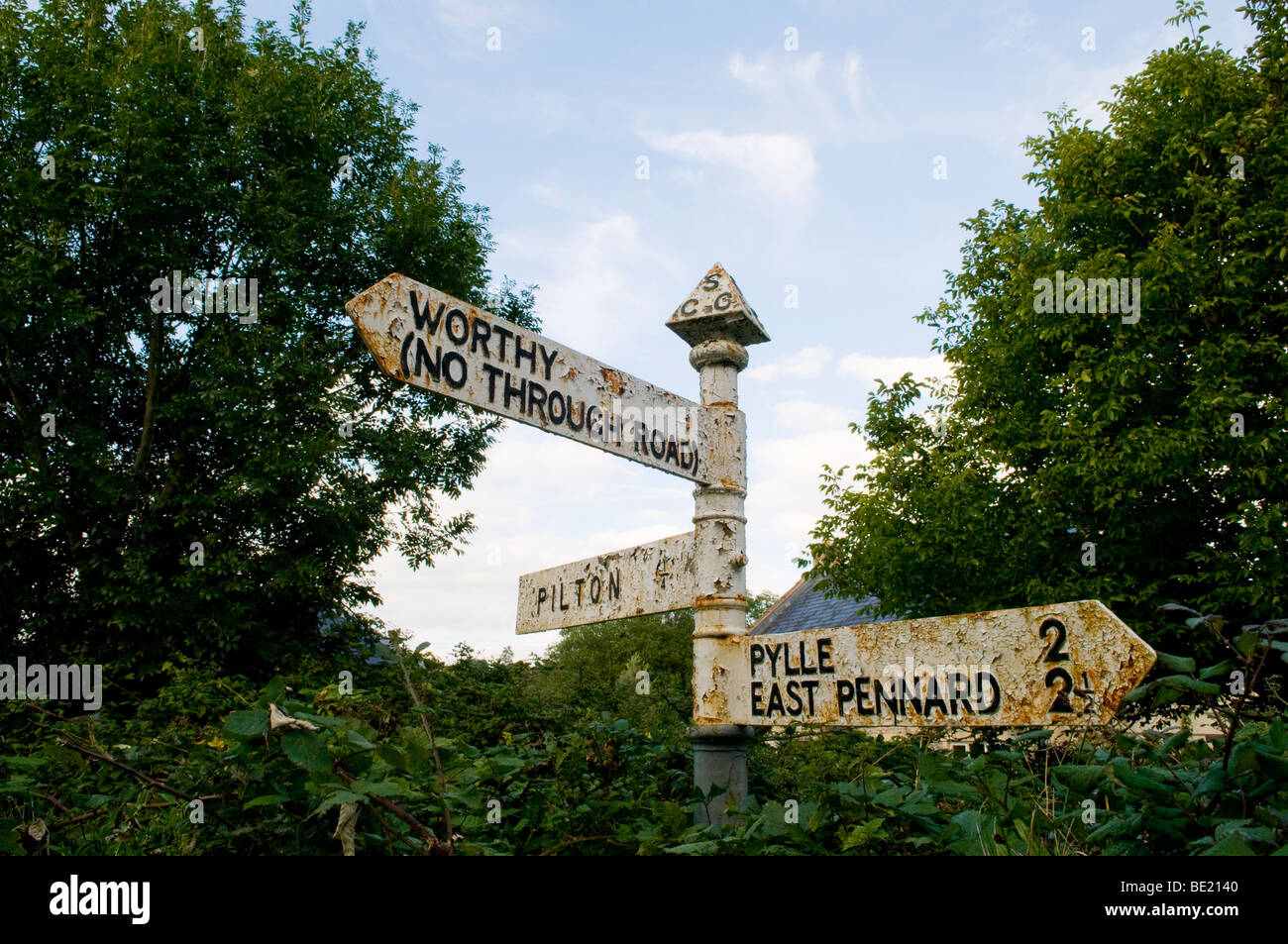 Country Road sign in Pilton, Somerset, puntando a degna, dove il festival di Glastonbury è situato nel mese di giugno. Foto Stock