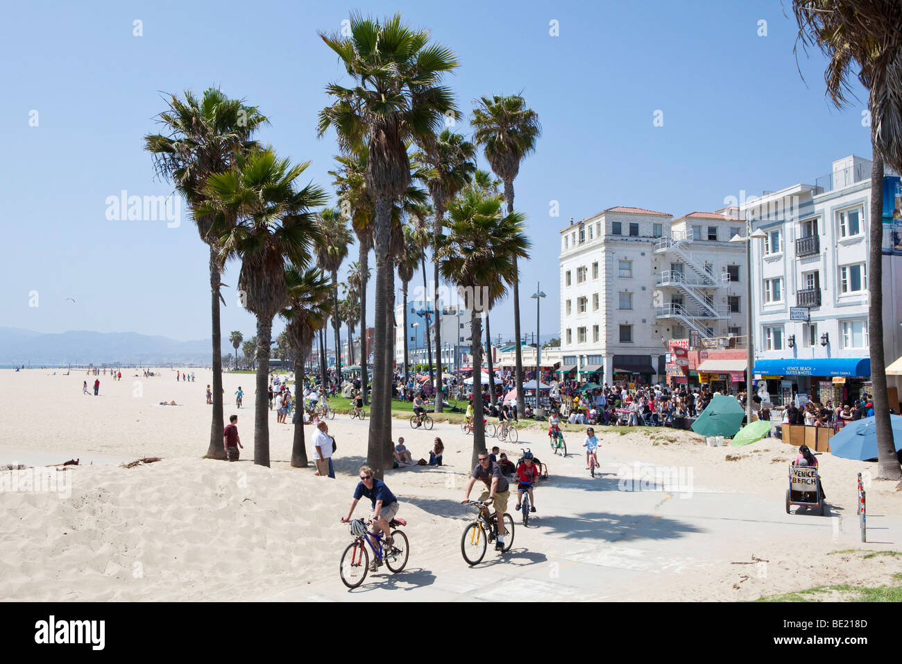 I ciclisti sulla spiaggia di Venezia a Los Angeles, California, Stati Uniti d'America Foto Stock