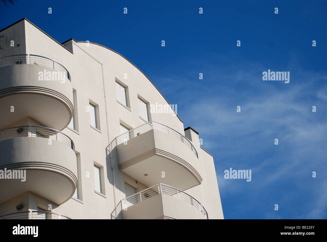 Hotel con cielo blu e nuvole wispy in Lido de Jesolo, Italia Foto Stock