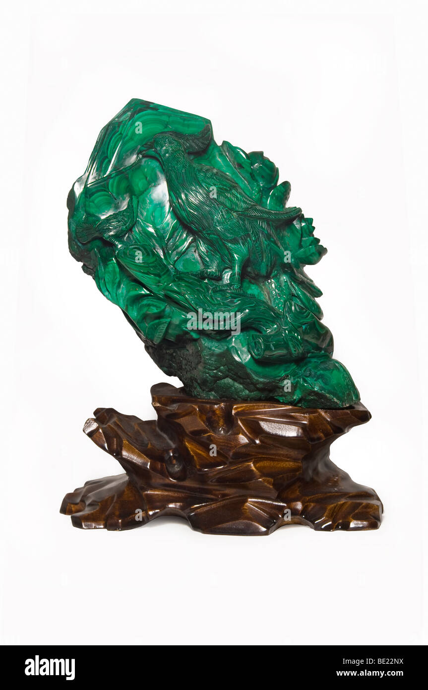 Minerali Malachite carving, 'rooster", lucidati su sfondo bianco Foto Stock