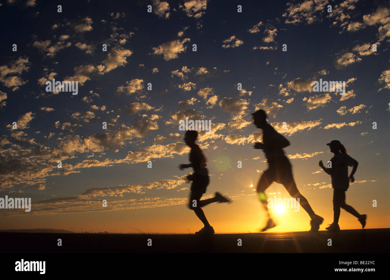 Per chi ama fare jogging al tramonto sul sentiero in riva al lago di Miramar, San Diego, California Foto Stock