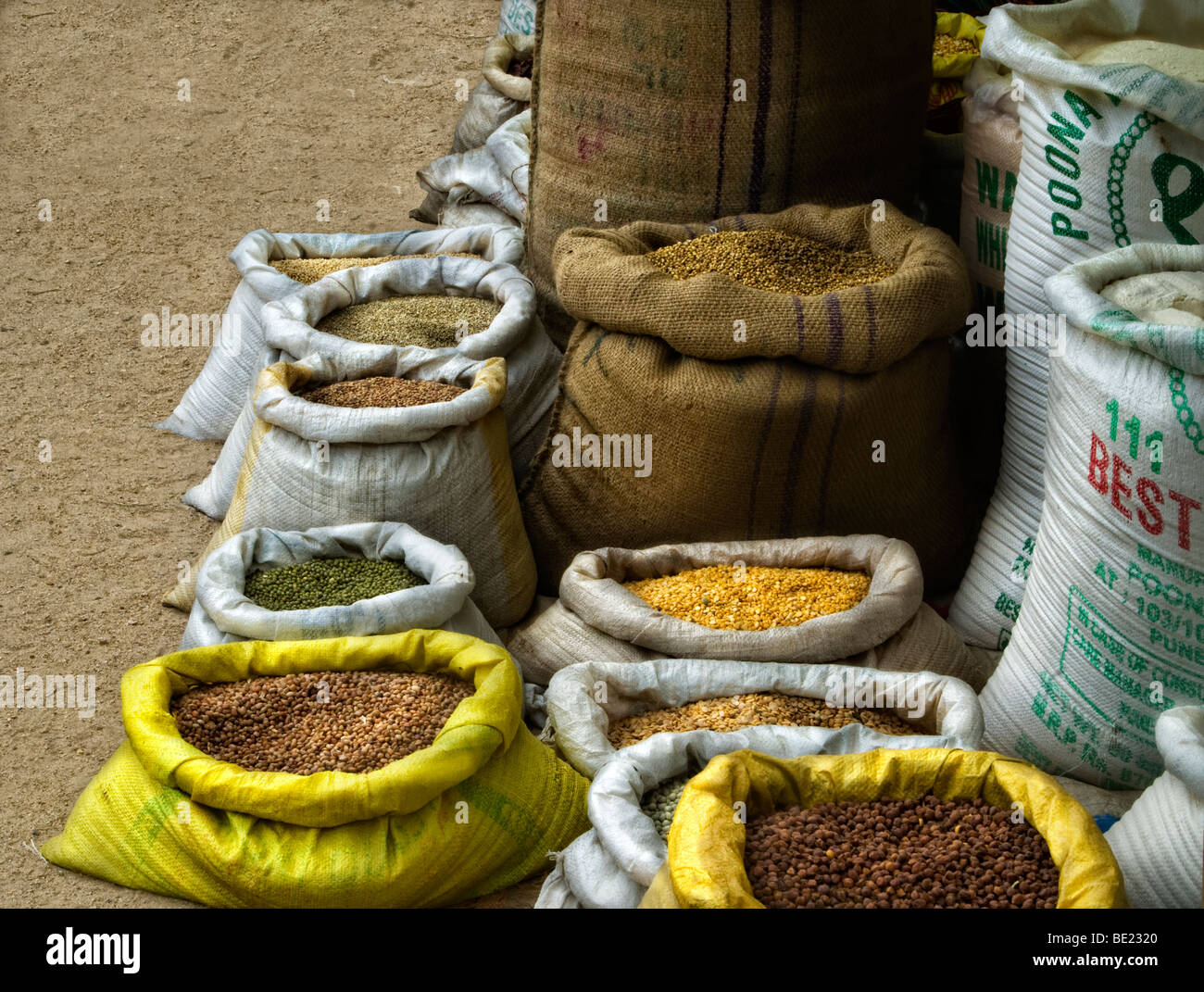 Sacchetti di negozi di generi alimentari in attesa di vendita Foto Stock