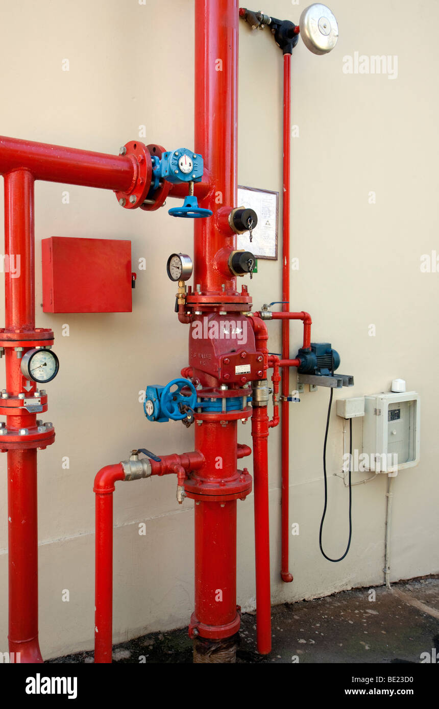 La sezione di controllo della valvola per incendio industriale sistema sprinkler. Foto Stock