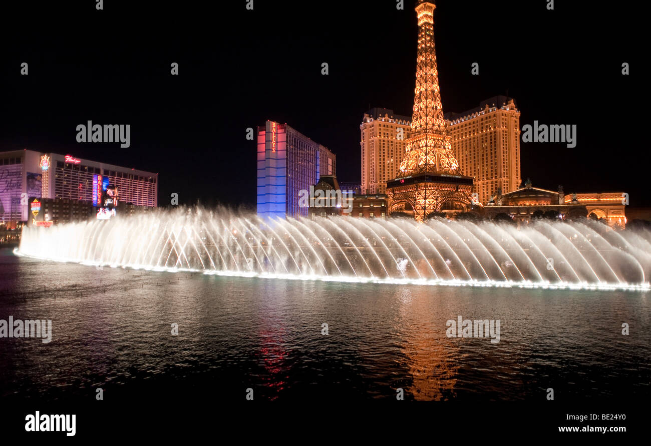 Le fontane del Bellagio Water show di notte, Bellagio Hotel Las Vegas, Nevada Foto Stock
