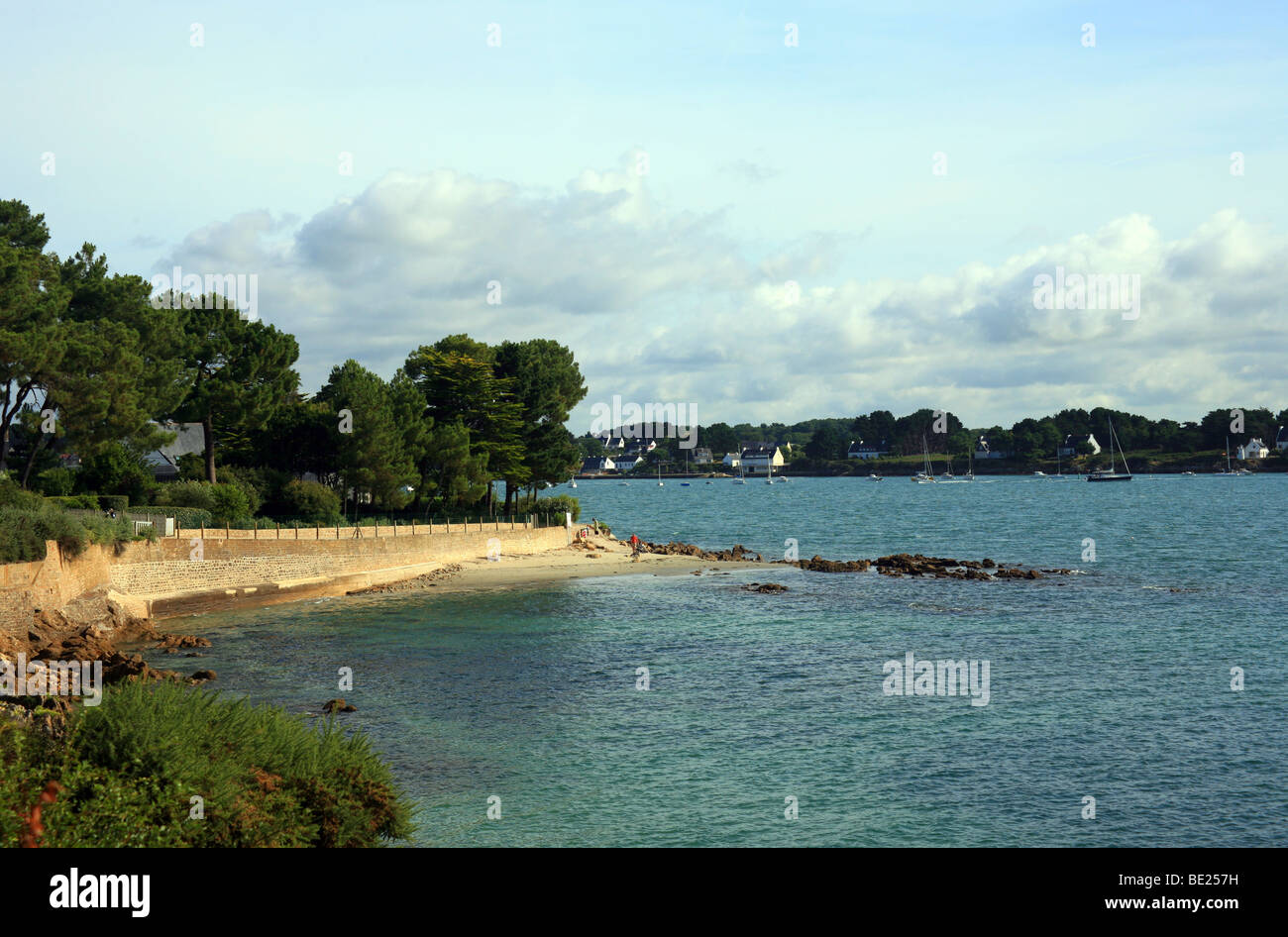 Vista di riviere de St Philibert dalla Plage de la Manneresse, La Trinite Sur Mer, del Morbihan, della Britannia, Francia, Europa Foto Stock