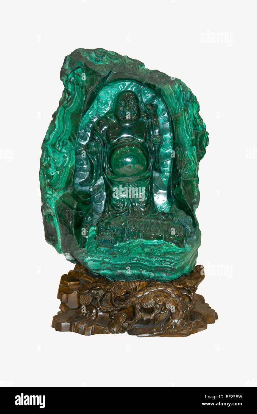 Minerali Malachite carving, "Buddha', lucidati su sfondo bianco Foto Stock