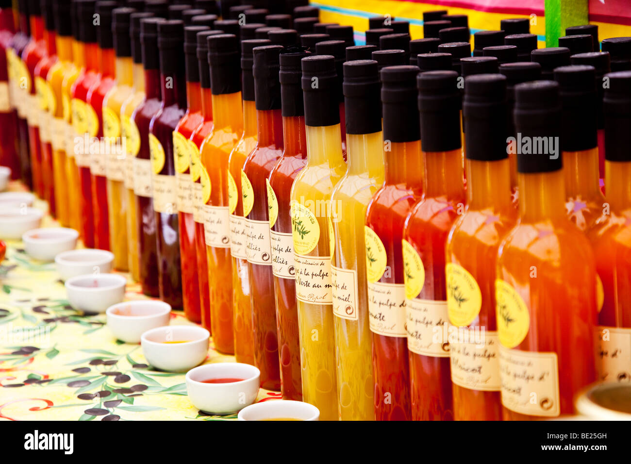 Colorato assortimento di aceto aromatizzato per la vendita al mercato in Saint Remy de Provence Francia Foto Stock