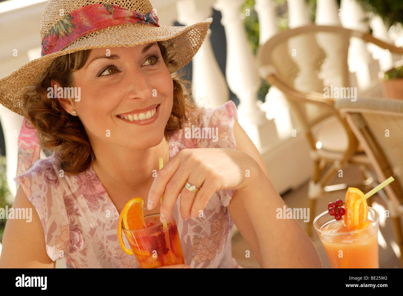 Sorridente giovane donna con cocktail Foto Stock